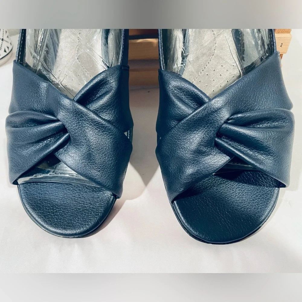 NIB! Life Stride “Mimosa2” Navy Leather Slingback Sandals Comfort Soles